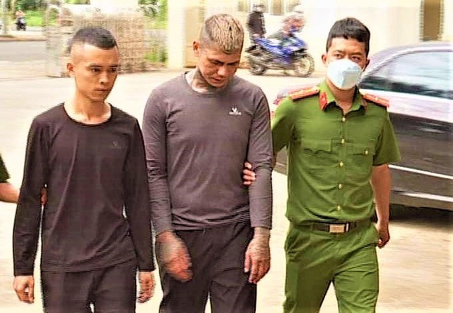 Ra tay cứu mỹ nh&acirc;n, hai thanh ni&ecirc;n vướng v&ograve;ng lao l&yacute; - Ảnh 1.