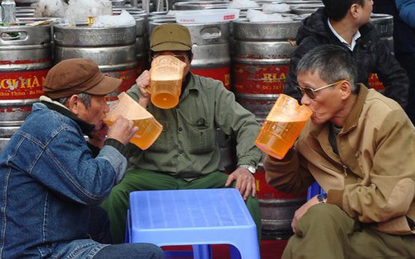Trung bình mỗi người Việt Nam đang tiêu thụ bao nhiêu lít rượu bia mỗi năm? Vùng nào tiêu thụ nhiều nhất? - Ảnh 1.