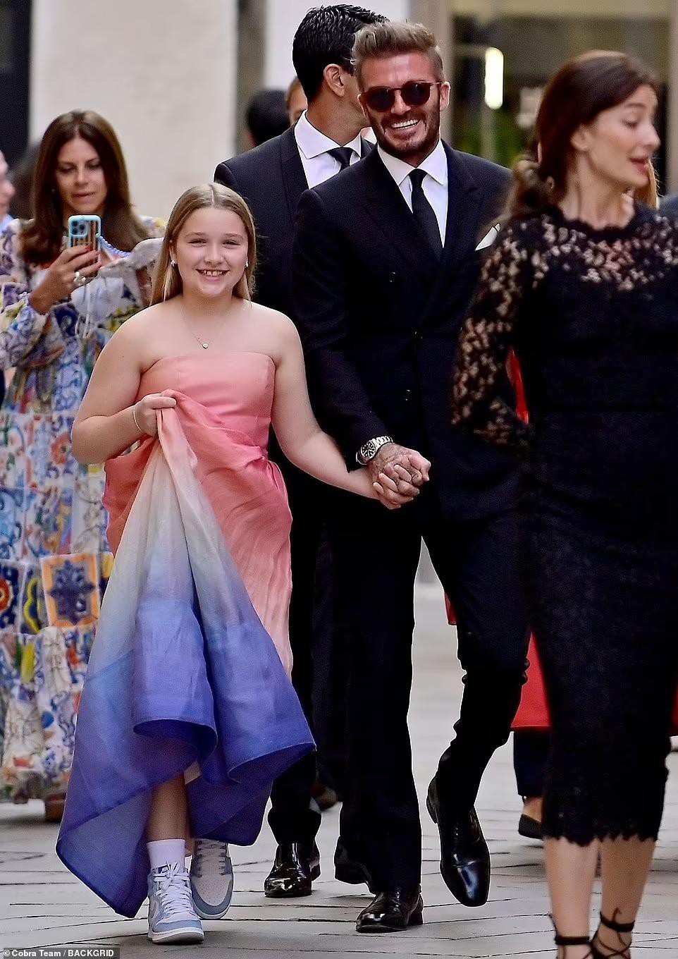 Harper Seven như công chúa nhỏ rạng rỡ nắm chặt tay cha David Beckham đi sự kiện - Ảnh 1.