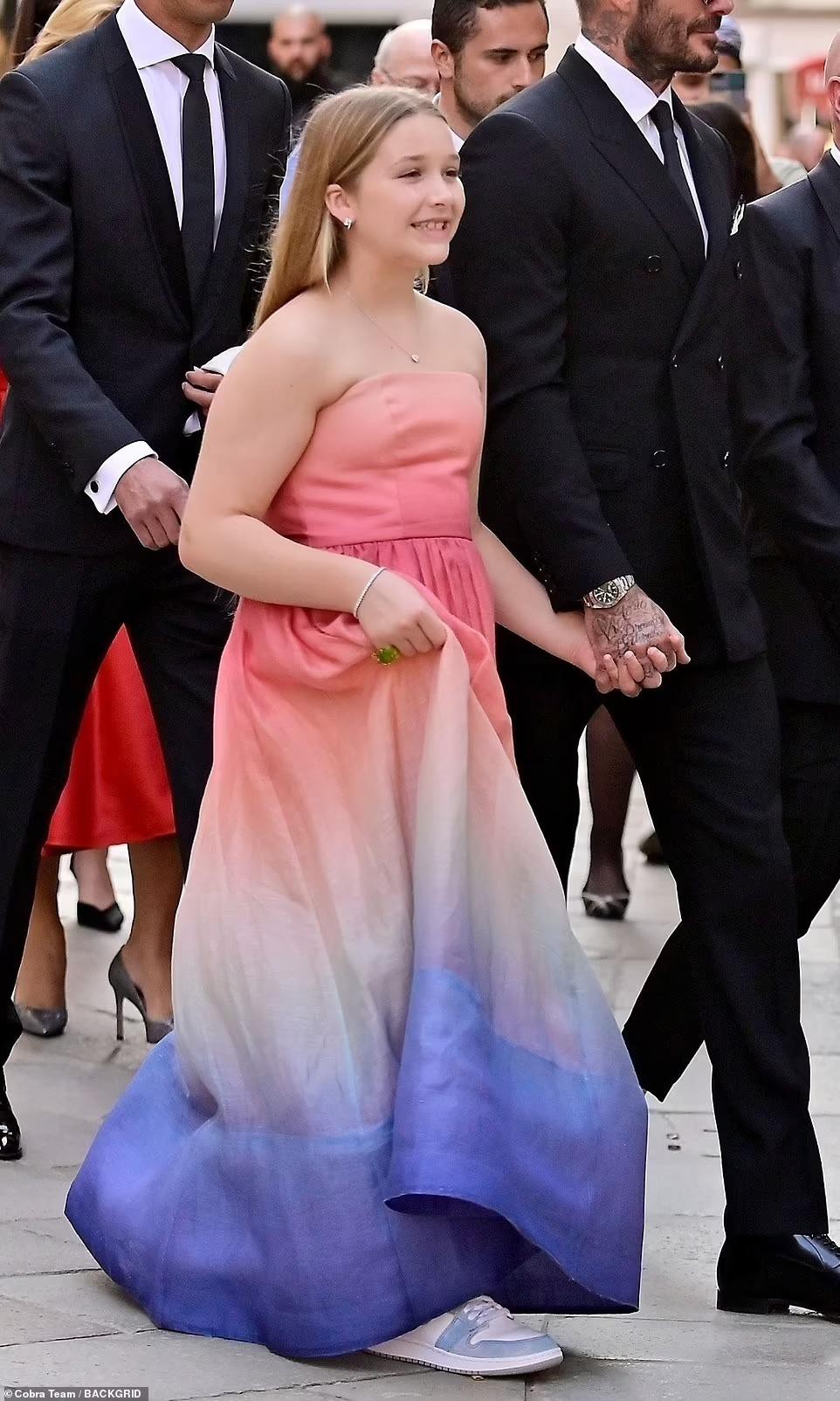 Harper Seven như công chúa nhỏ rạng rỡ nắm chặt tay cha David Beckham đi sự kiện - Ảnh 3.