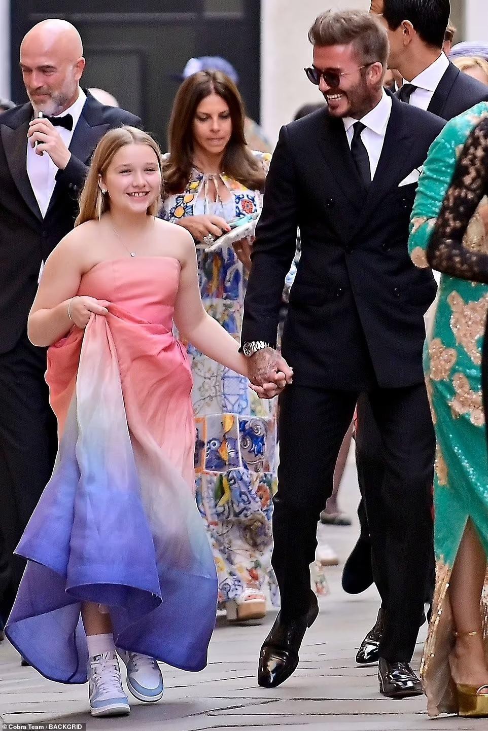 Harper Seven như công chúa nhỏ rạng rỡ nắm chặt tay cha David Beckham đi sự kiện - Ảnh 2.