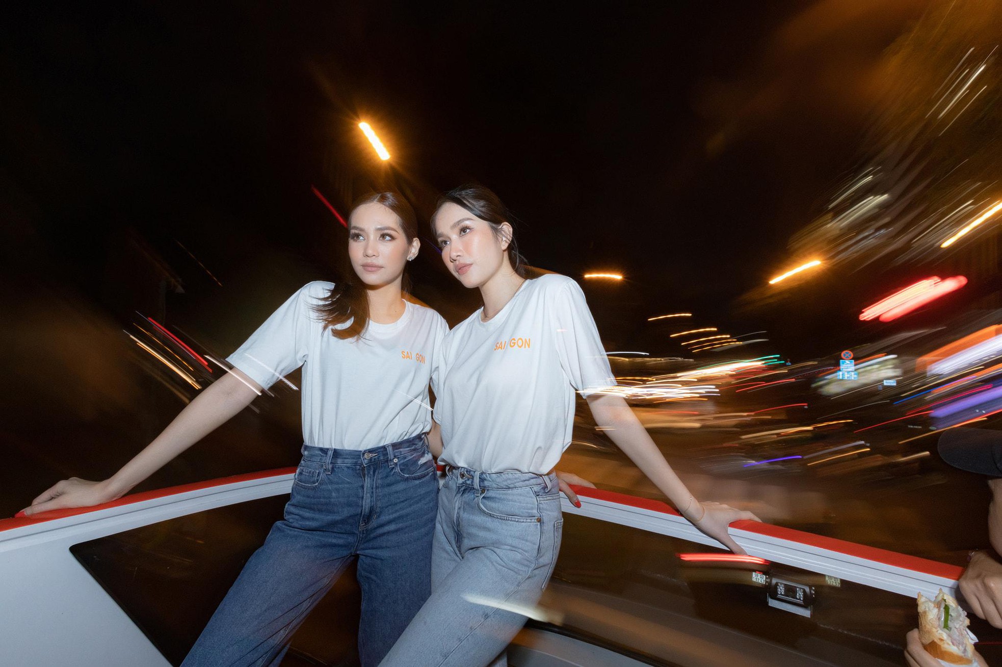 Hình ảnh Á hậu Phương Anh lái xe máy chở Hoa hậu Quốc tế 2019 đi ăn ốc khiến fan thích thú - Ảnh 12.