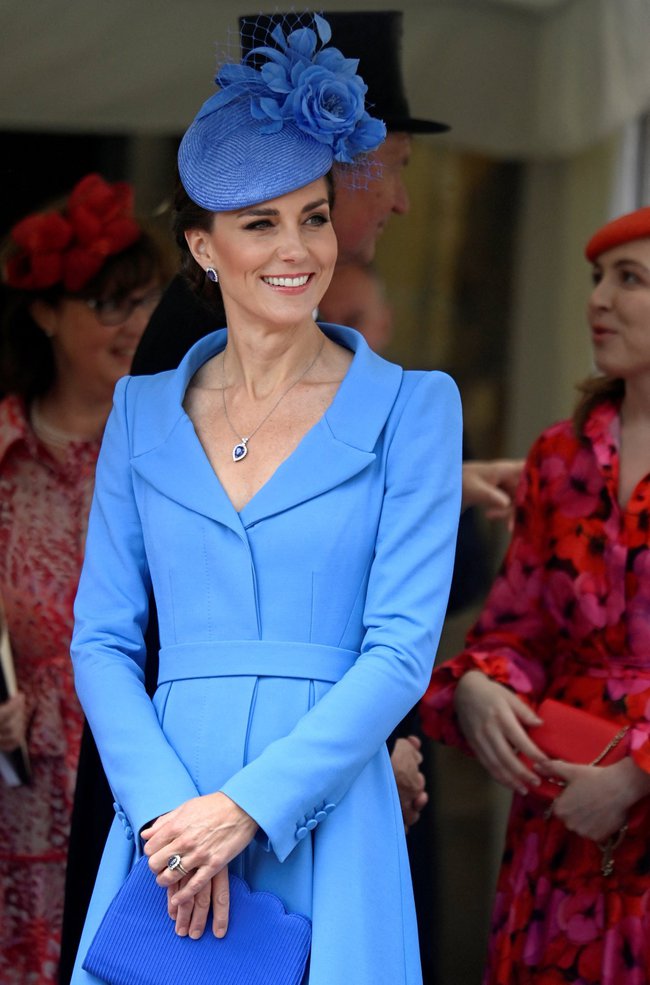 Công nương Kate thu hút truyền thông với diện mạo phá cách, Meghan cũng đăng ảnh mới không hề kém cạnh - Ảnh 2.