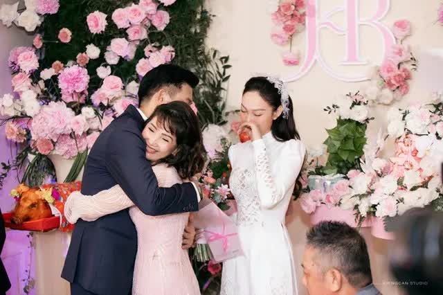 Minh Hằng giấu ông xã doanh nhân khéo thế nào trong ngày cưới? - Ảnh 4.