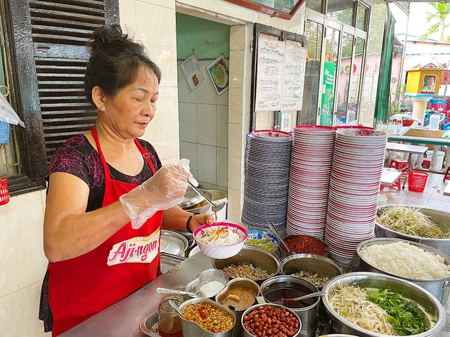 Quán nhỏ xứ Huế vang danh với món từ bữa tạm của vợ chồng đánh giậm đến đặc sản tiến vua - Ảnh 4.