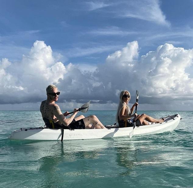 Kim Kardashian khoe ảnh mặc bikini h&ocirc;n t&igrave;nh trẻ giữa l&uacute;c bị tố l&agrave;m hỏng v&aacute;y Marilyn Monroe - Ảnh 5.