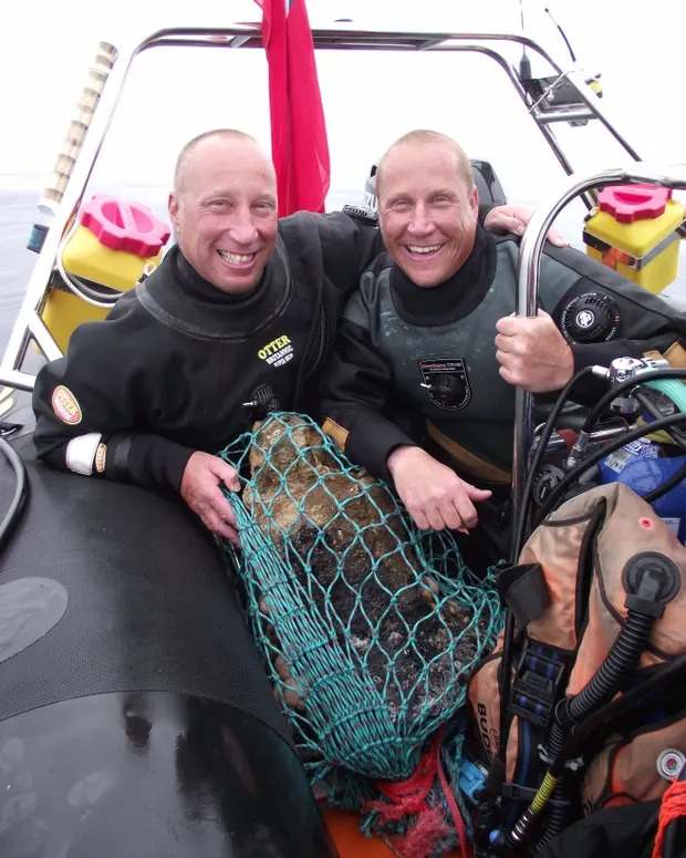 Tìm thấy xác tàu dưới đáy đại dương, anh em thợ lặn phải giữ bí mật suốt 15 năm về phát hiện đáng kinh ngạc của mình - Ảnh 2.