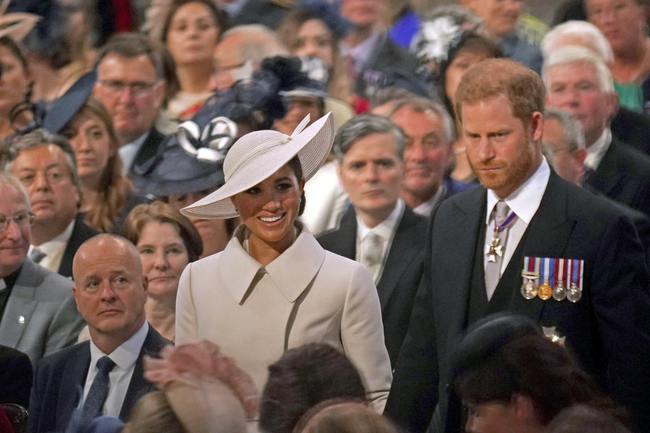 Vợ chồng Meghan Markle bị nhắc nhở về cơ hội cuối c&ugrave;ng h&ograve;a giải với gia đ&igrave;nh ho&agrave;ng gia - Ảnh 1.