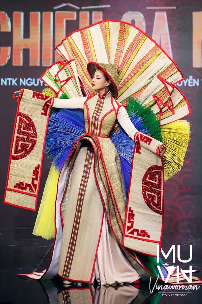 Trang phục dân tộc Việt độc lạ tại các cuộc thi sắc đẹp thế giới  - Ảnh 2.