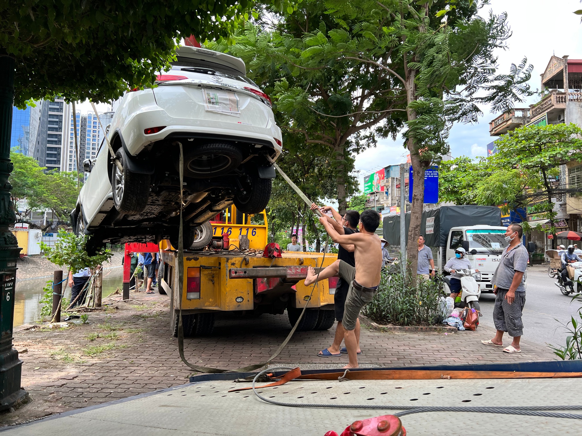 Hà Nội: Xe ô tô lao xuống sông Kim Ngưu giữa trưa, đội cứu hộ và người dân giải cứu sau một tiếng - Ảnh 4.