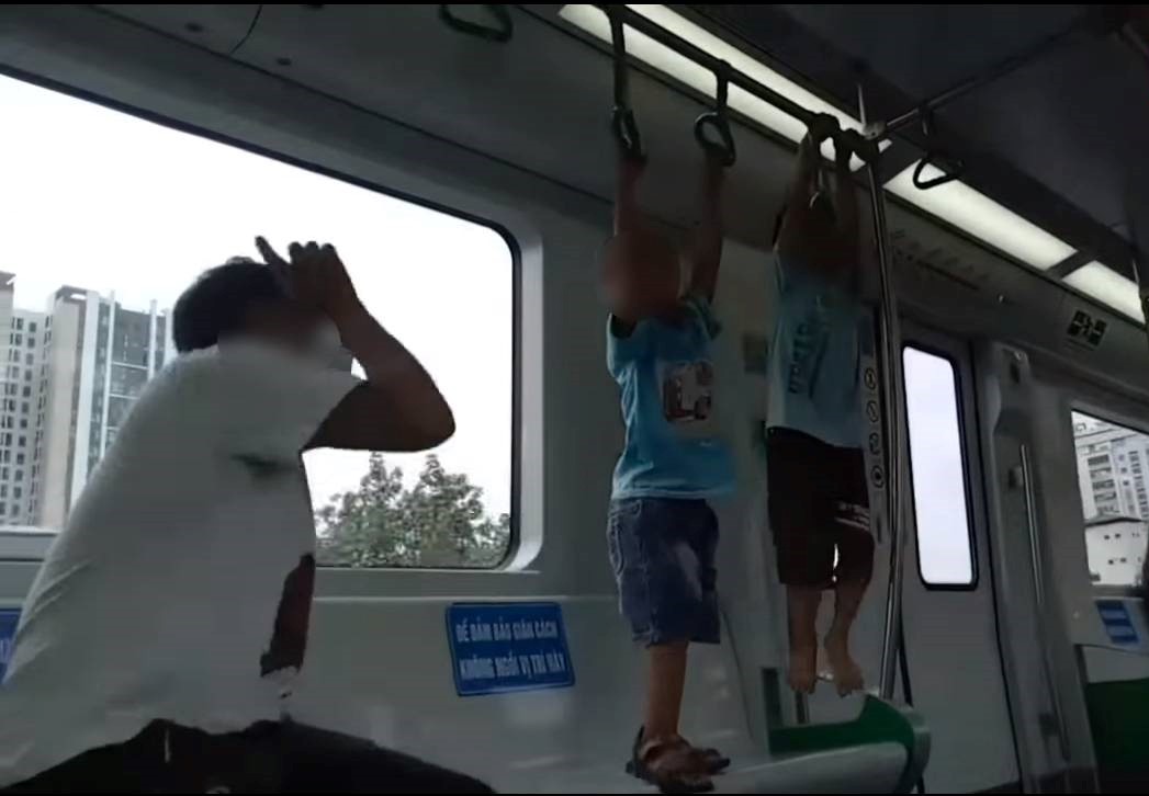 Hai bé trai đánh đu trên tàu Cát Linh - Hà Đông, thái độ cổ vũ của người lớn đi cùng càng khiến nhiều người bức xúc - Ảnh 2. Hai bé trai đánh đu trên tàu Cát Linh - Hà Đông, thái độ cổ vũ của người lớn đi cùng càng khiến nhiều người bức xúc - Ảnh 2.