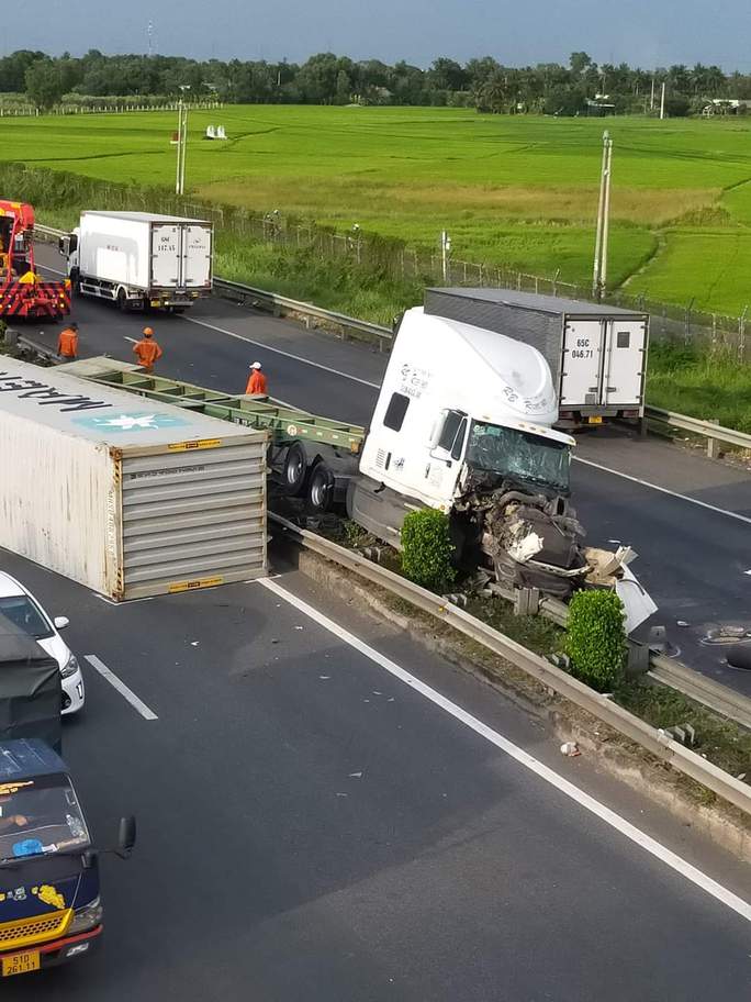 Xe container lật, tuyến cao tốc TP.HCM -Trung Lương kẹt xe hơn 3 giờ - Ảnh 1. Xe container lật, tuyến cao tốc TP.HCM -Trung Lương kẹt xe hơn 3 giờ - Ảnh 1.