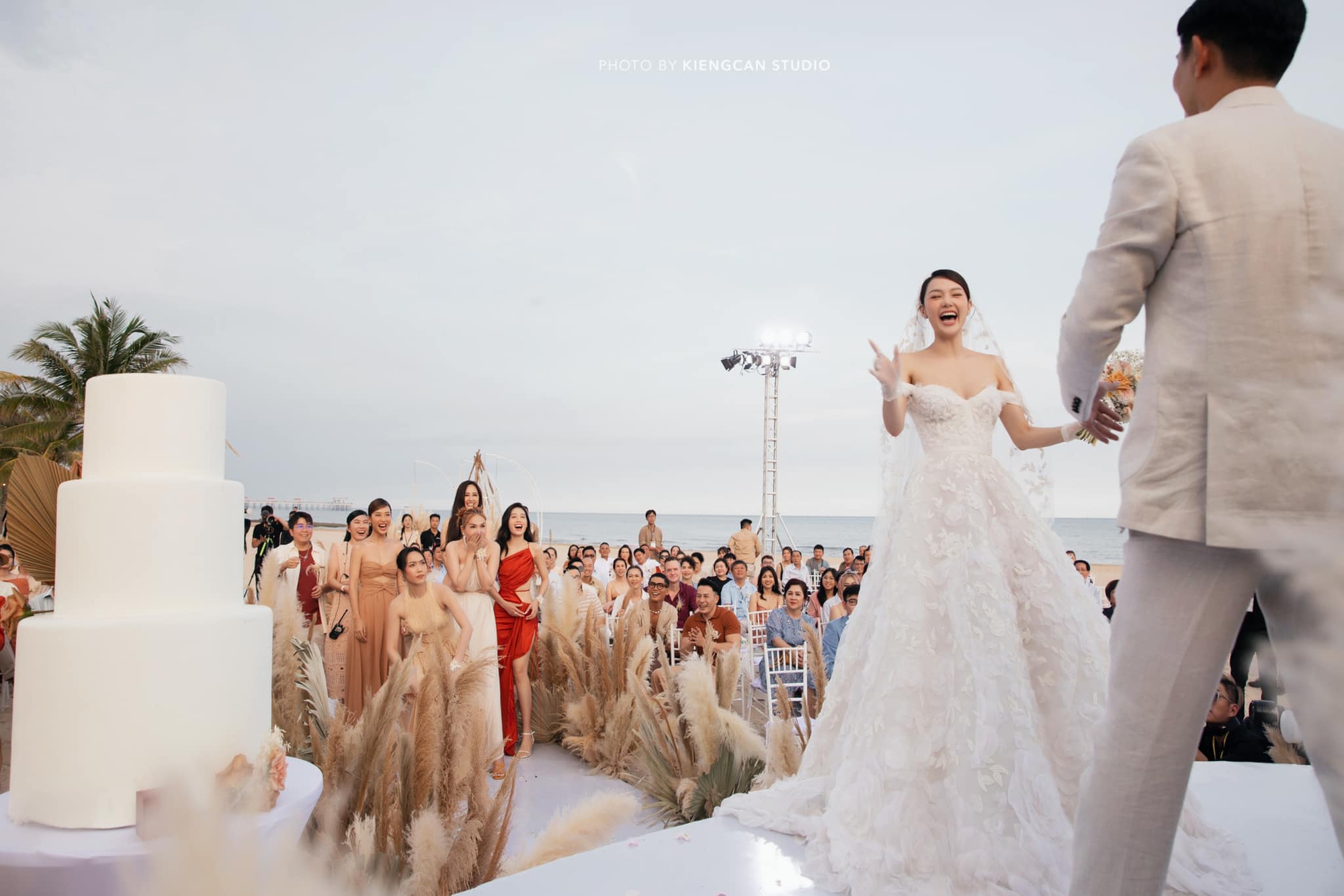 Cô dâu Minh Hằng xinh xuất sắc: Váy cưới gợi cảm nhưng vô cùng tinh tế, trang điểm tươi tắn xinh đẹp phát mê - Ảnh 3.