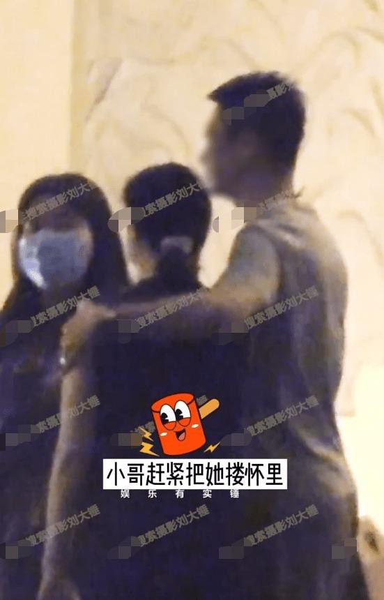 Lộ ảnh Phạm Băng Băng dẫn trai lạ đến tiệc gia đình, còn ôm hôn tình cảm  - Ảnh 5.