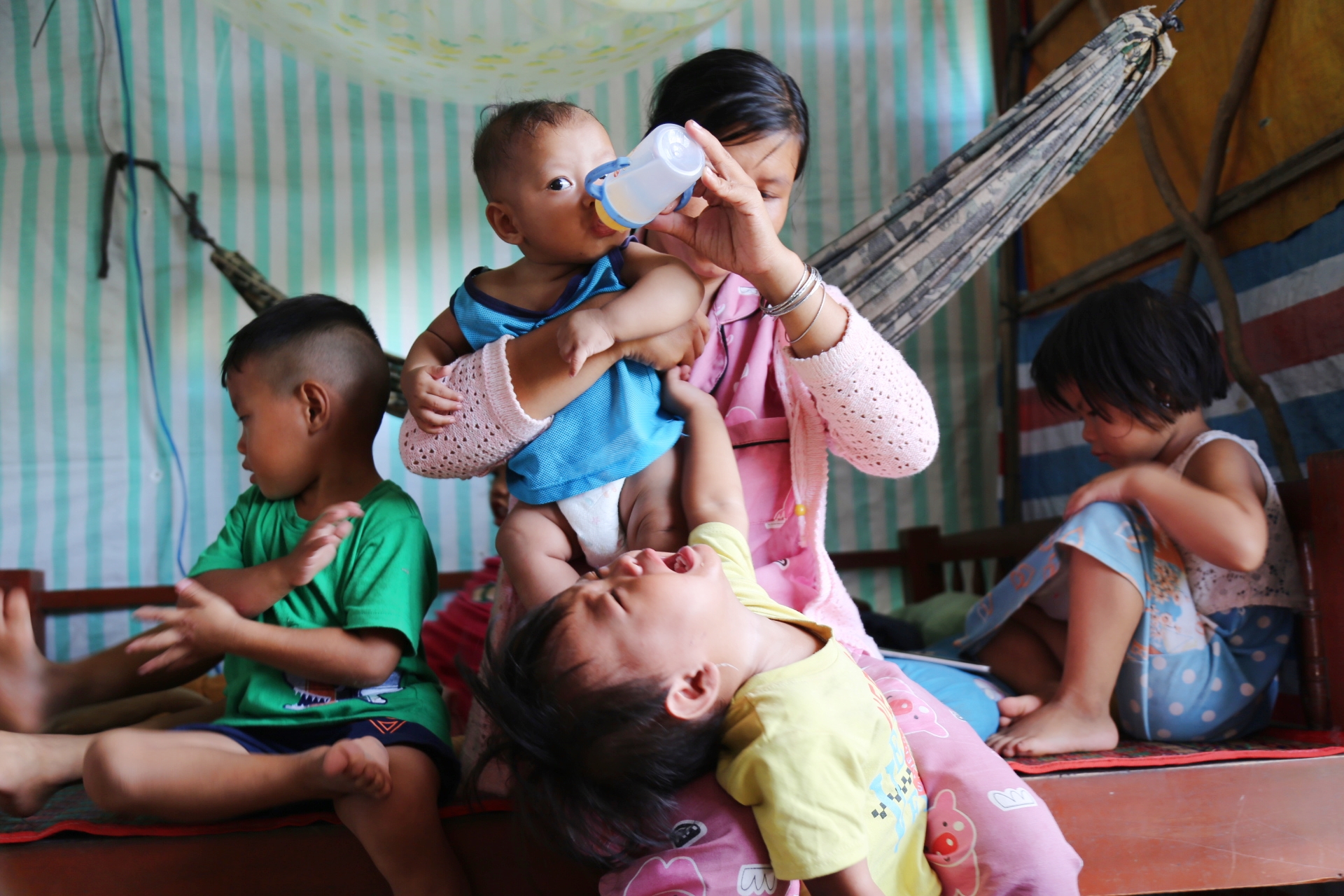 Cha gặp tai nạn qua đời, mẹ bất lực nhìn 5 đứa con nheo nhóc, giành nhau bình sữa loãng để uống - Ảnh 1. Cha gặp tai nạn qua đời, mẹ bất lực nhìn 5 đứa con nheo nhóc, giành nhau bình sữa loãng để uống - Ảnh 1.