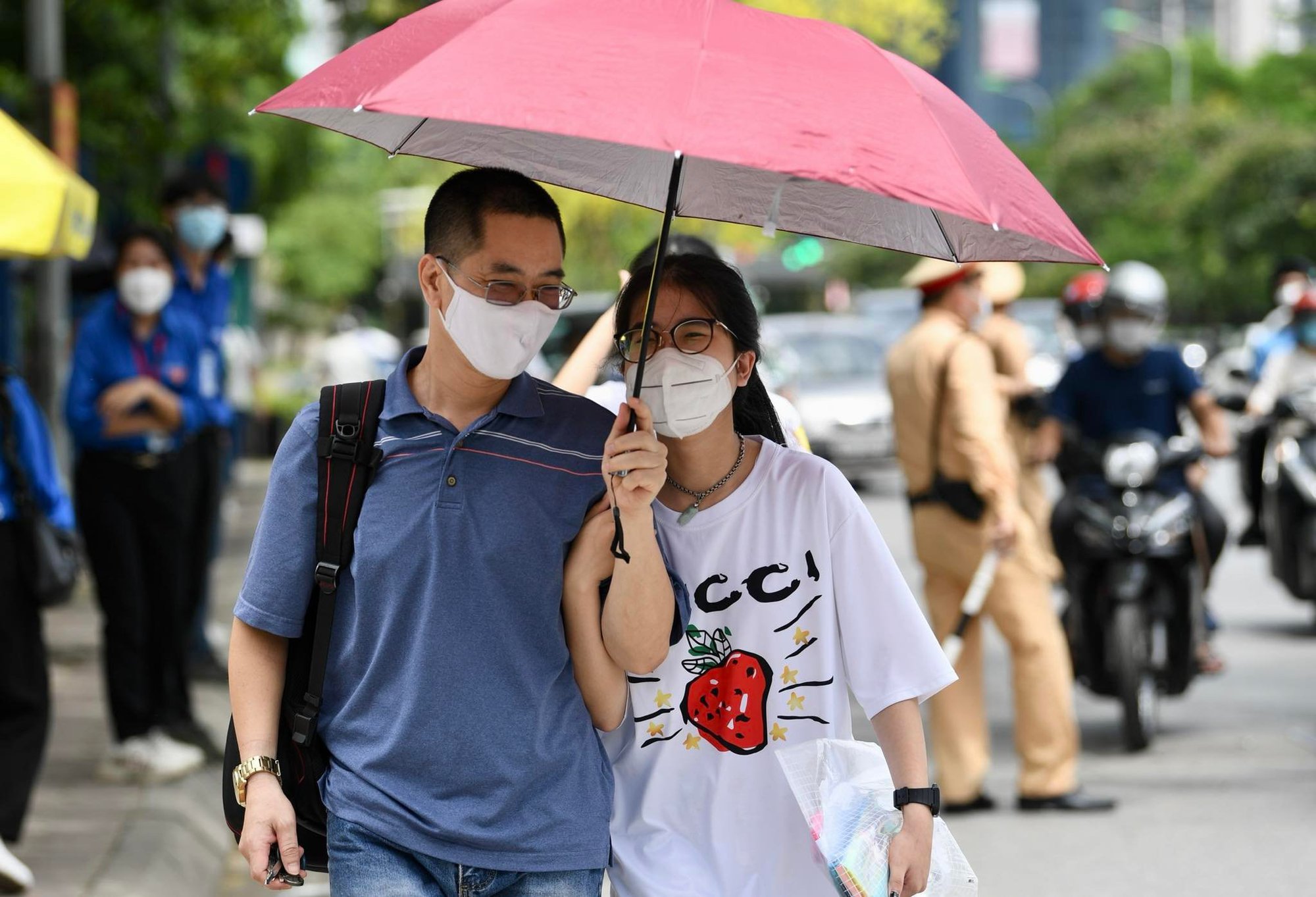 Ra cổng trường thi nhìn cảnh những ông bố đợi con hàng giờ giữa cái nóng đổ lửa: Ngày của Cha nhưng vẫn dành tất cả cho con! - Ảnh 11. Ra cổng trường thi nhìn cảnh những ông bố đợi con hàng giờ giữa cái nóng đổ lửa: Ngày của Cha nhưng vẫn dành tất cả cho con! - Ảnh 11.