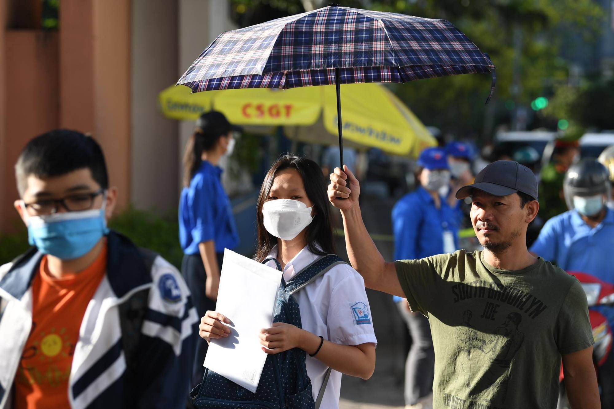 Ra cổng trường thi nhìn cảnh những ông bố đợi con hàng giờ giữa cái nóng đổ lửa: Ngày của Cha nhưng vẫn dành tất cả cho con! - Ảnh 5. Ra cổng trường thi nhìn cảnh những ông bố đợi con hàng giờ giữa cái nóng đổ lửa: Ngày của Cha nhưng vẫn dành tất cả cho con! - Ảnh 5.