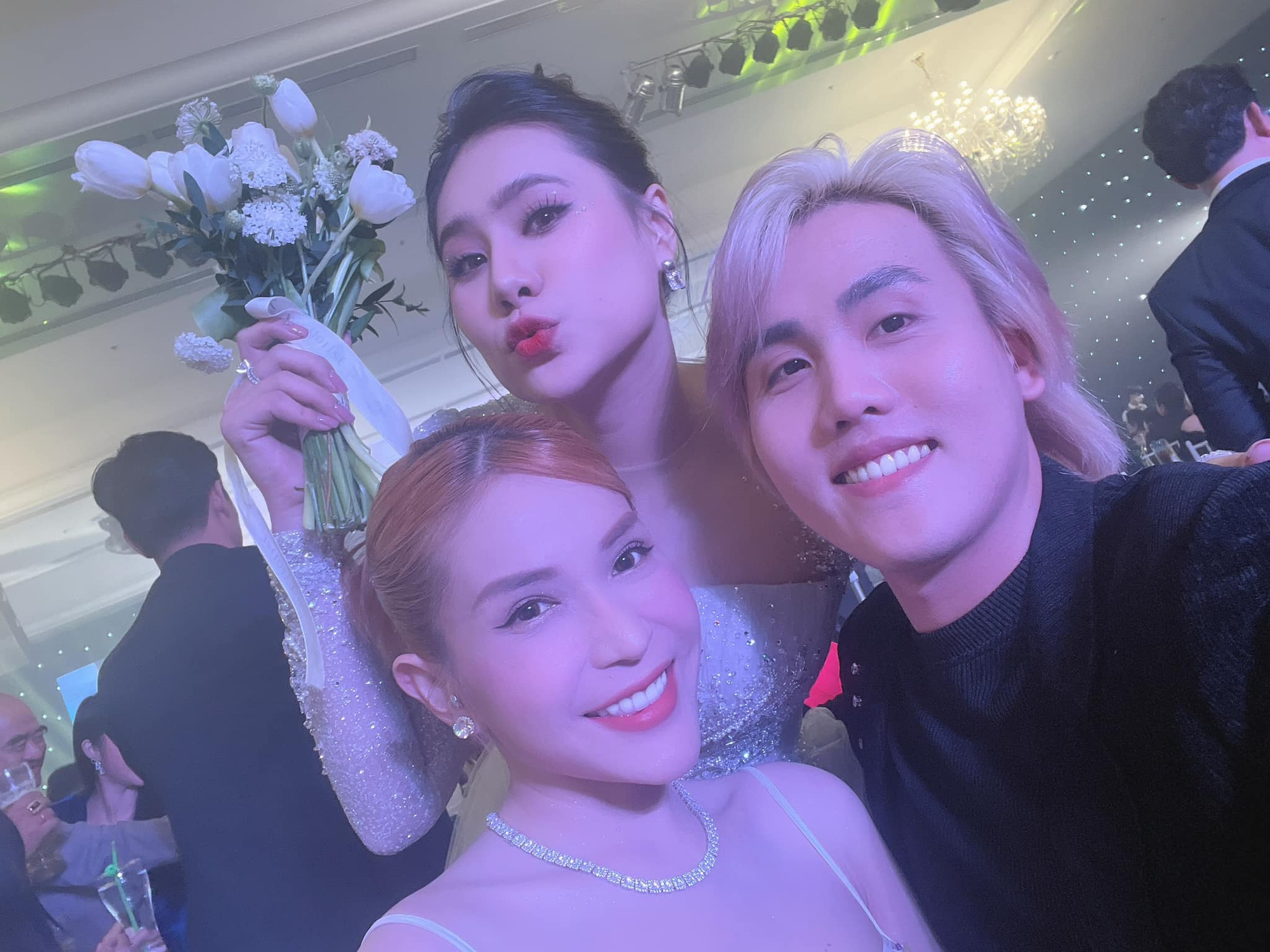 Đ&aacute;m cưới Hồ B&iacute;ch Tr&acirc;m tại TP.HCM: C&ocirc; d&acirc;u ch&uacute; rể t&igrave;nh tứ, Puka - vợ chồng Phương Trinh Jolie v&agrave; d&agrave;n sao quy tụ!  - Ảnh 8.