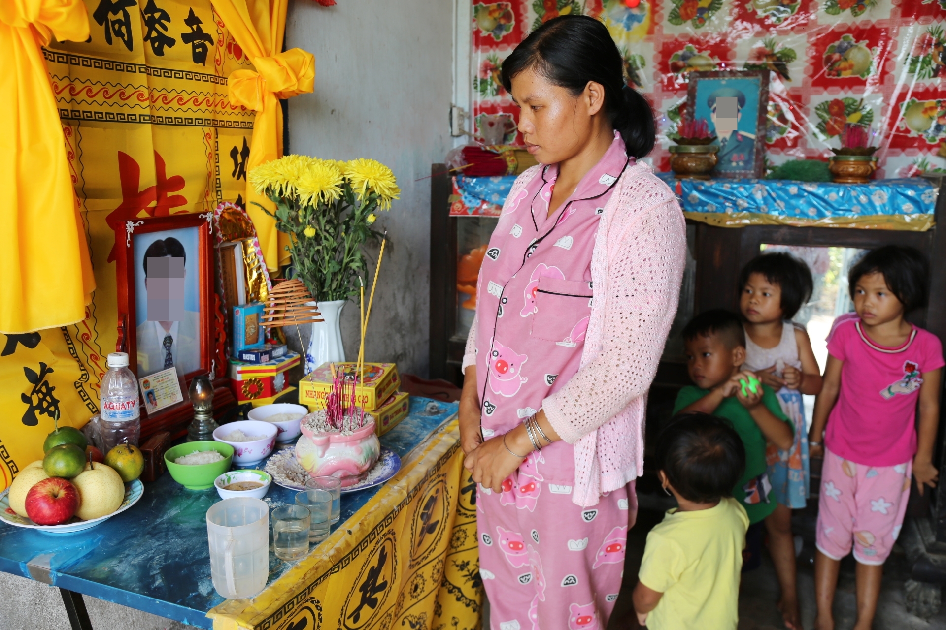 Cha gặp tai nạn qua đời, mẹ bất lực nhìn 5 đứa con nheo nhóc, giành nhau bình sữa loãng để uống - Ảnh 3. Cha gặp tai nạn qua đời, mẹ bất lực nhìn 5 đứa con nheo nhóc, giành nhau bình sữa loãng để uống - Ảnh 3.