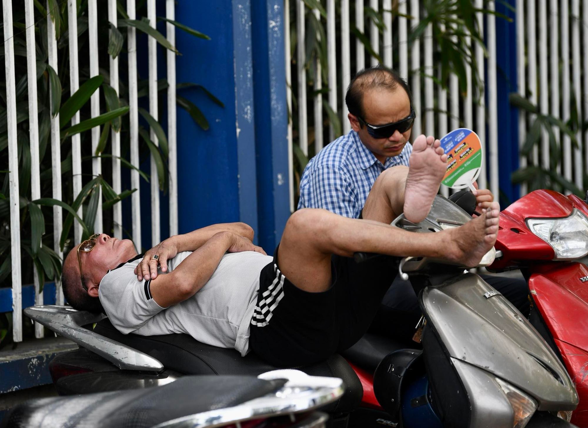 Ra cổng trường thi nhìn cảnh những ông bố đợi con hàng giờ giữa cái nóng đổ lửa: Ngày của Cha nhưng vẫn dành tất cả cho con! - Ảnh 4. Ra cổng trường thi nhìn cảnh những ông bố đợi con hàng giờ giữa cái nóng đổ lửa: Ngày của Cha nhưng vẫn dành tất cả cho con! - Ảnh 4.