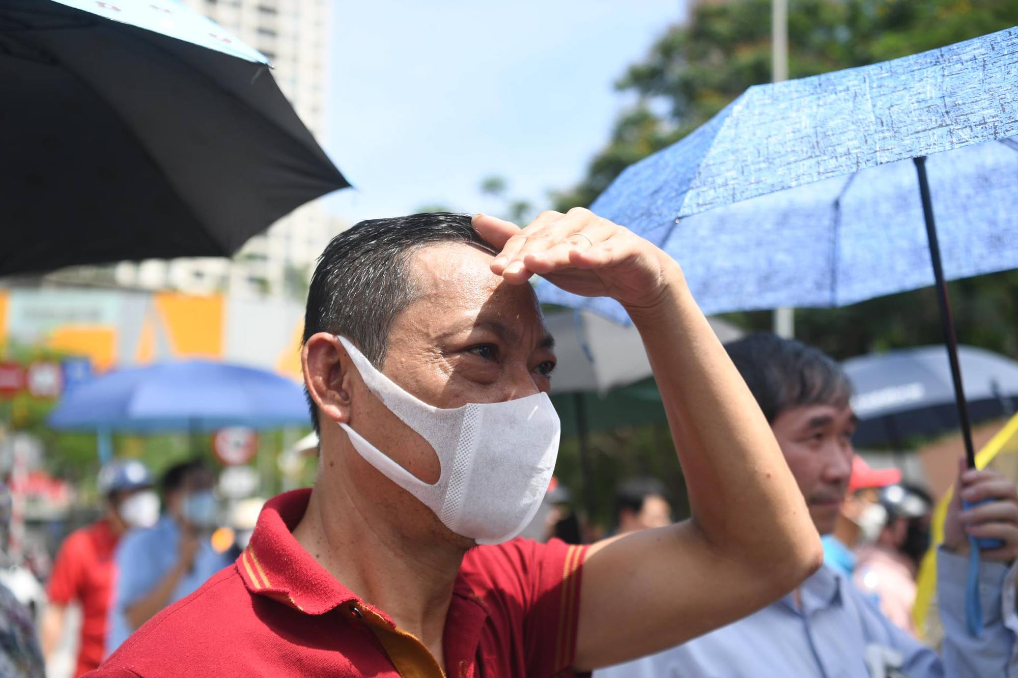 Ra cổng trường thi nhìn cảnh những ông bố đợi con hàng giờ giữa cái nóng đổ lửa: Ngày của Cha nhưng vẫn dành tất cả cho con! - Ảnh 3. Ra cổng trường thi nhìn cảnh những ông bố đợi con hàng giờ giữa cái nóng đổ lửa: Ngày của Cha nhưng vẫn dành tất cả cho con! - Ảnh 3.
