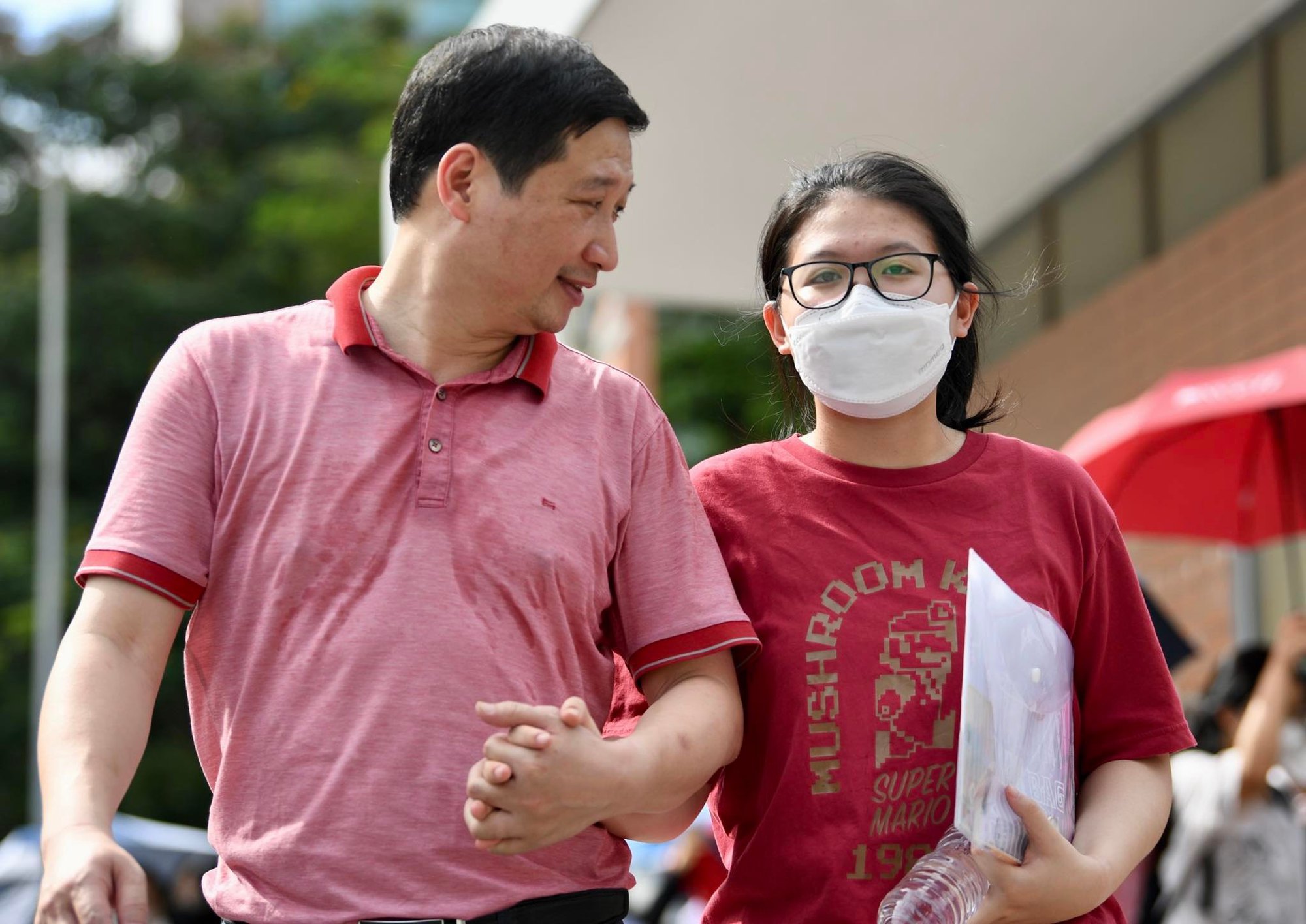 Ra cổng trường thi nhìn cảnh những ông bố đợi con hàng giờ giữa cái nóng đổ lửa: Ngày của Cha nhưng vẫn dành tất cả cho con! - Ảnh 7. Ra cổng trường thi nhìn cảnh những ông bố đợi con hàng giờ giữa cái nóng đổ lửa: Ngày của Cha nhưng vẫn dành tất cả cho con! - Ảnh 7.