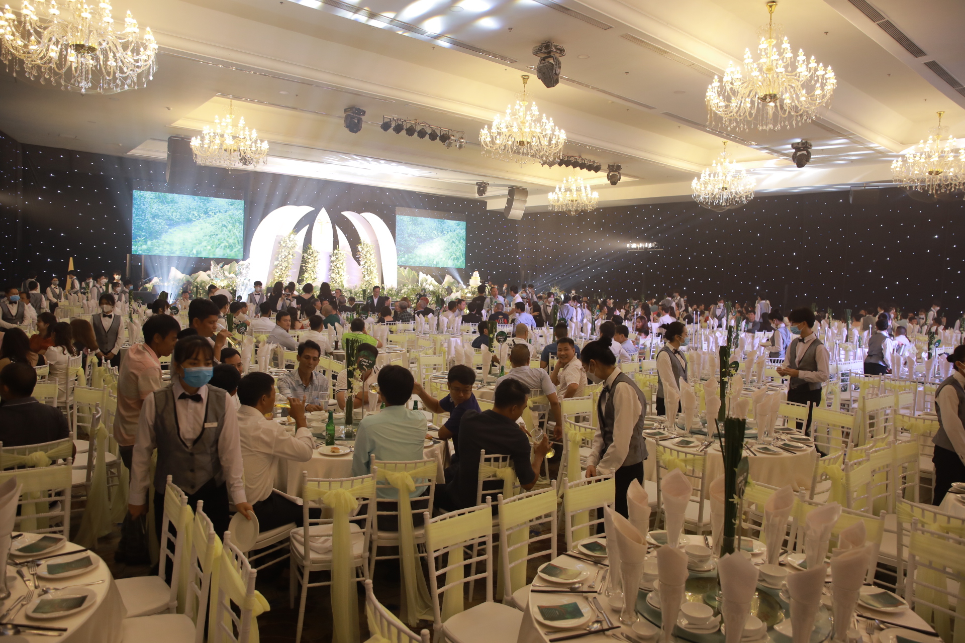 Đ&aacute;m cưới Hồ B&iacute;ch Tr&acirc;m tại TP.HCM: C&ocirc; d&acirc;u ch&uacute; rể t&igrave;nh tứ, Puka - vợ chồng Phương Trinh Jolie v&agrave; d&agrave;n sao quy tụ!  - Ảnh 35.