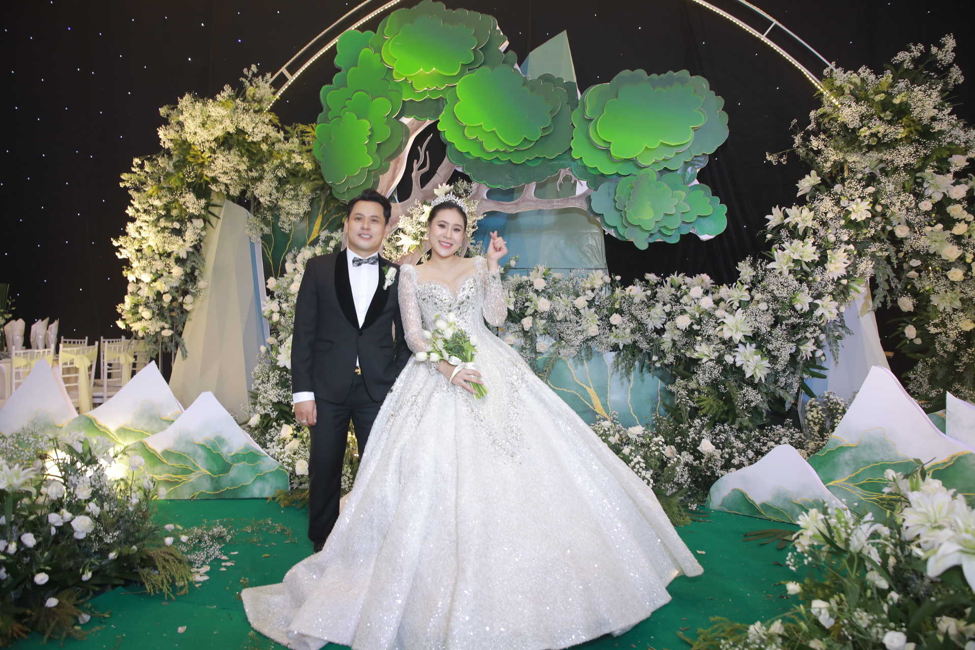 Đ&aacute;m cưới Hồ B&iacute;ch Tr&acirc;m tại TP.HCM: C&ocirc; d&acirc;u ch&uacute; rể t&igrave;nh tứ, Puka - vợ chồng Phương Trinh Jolie v&agrave; d&agrave;n sao quy tụ!  - Ảnh 21.