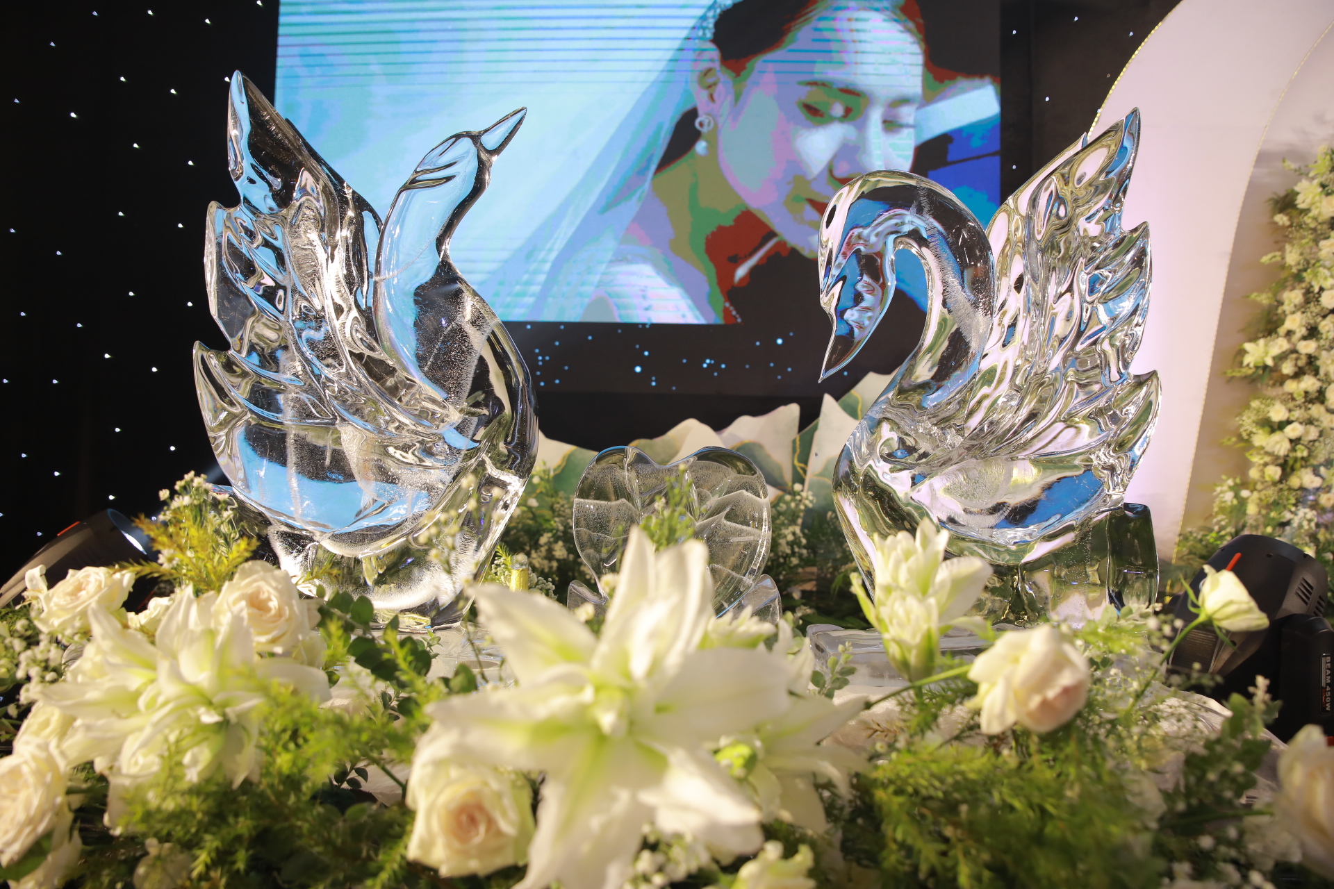 Đ&aacute;m cưới Hồ B&iacute;ch Tr&acirc;m tại TP.HCM: C&ocirc; d&acirc;u ch&uacute; rể t&igrave;nh tứ, Puka - vợ chồng Phương Trinh Jolie v&agrave; d&agrave;n sao quy tụ!  - Ảnh 31.