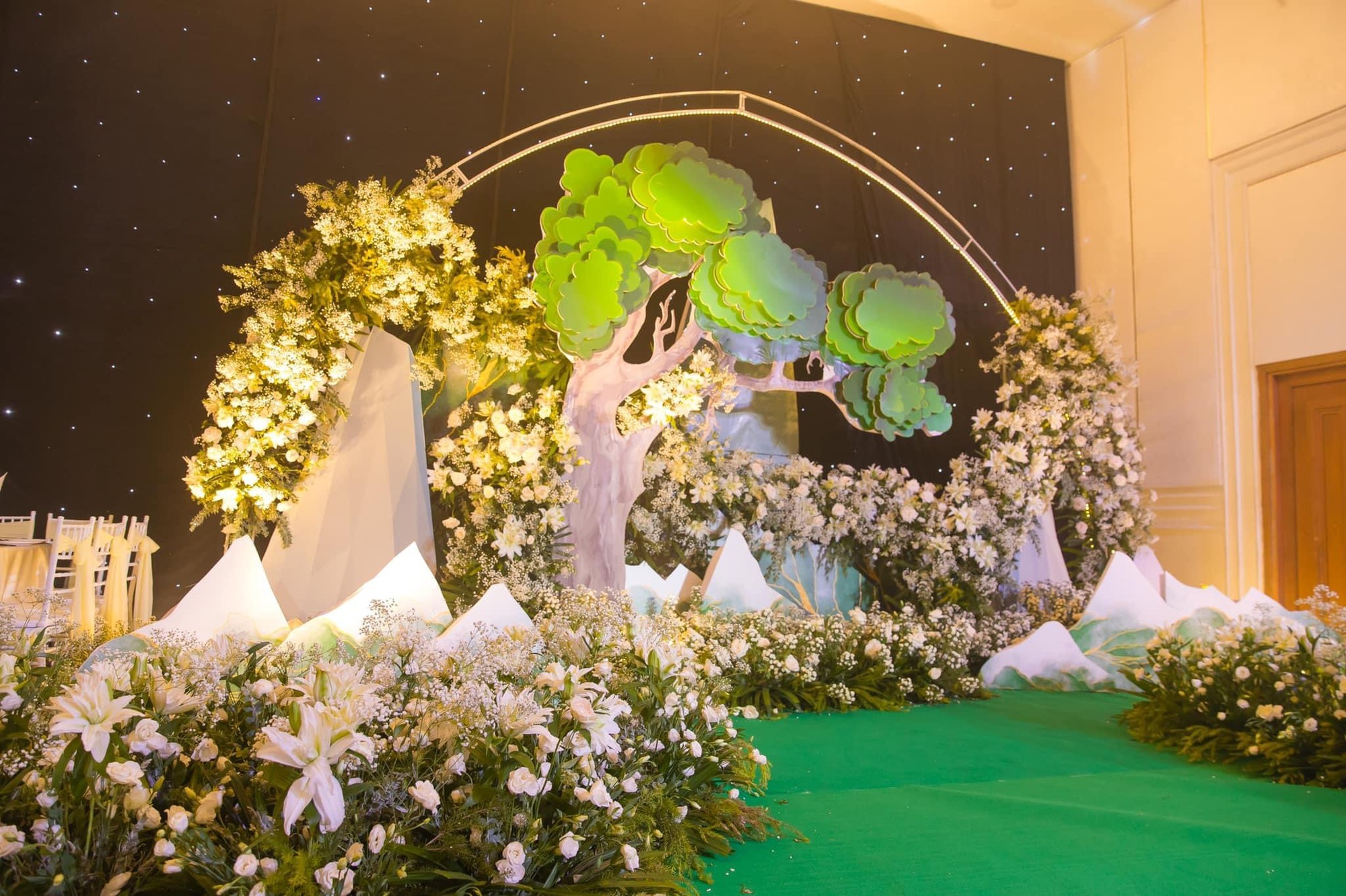 Đ&aacute;m cưới Hồ B&iacute;ch Tr&acirc;m tại TP.HCM: C&ocirc; d&acirc;u ch&uacute; rể t&igrave;nh tứ, Puka - vợ chồng Phương Trinh Jolie v&agrave; d&agrave;n sao quy tụ!  - Ảnh 29.