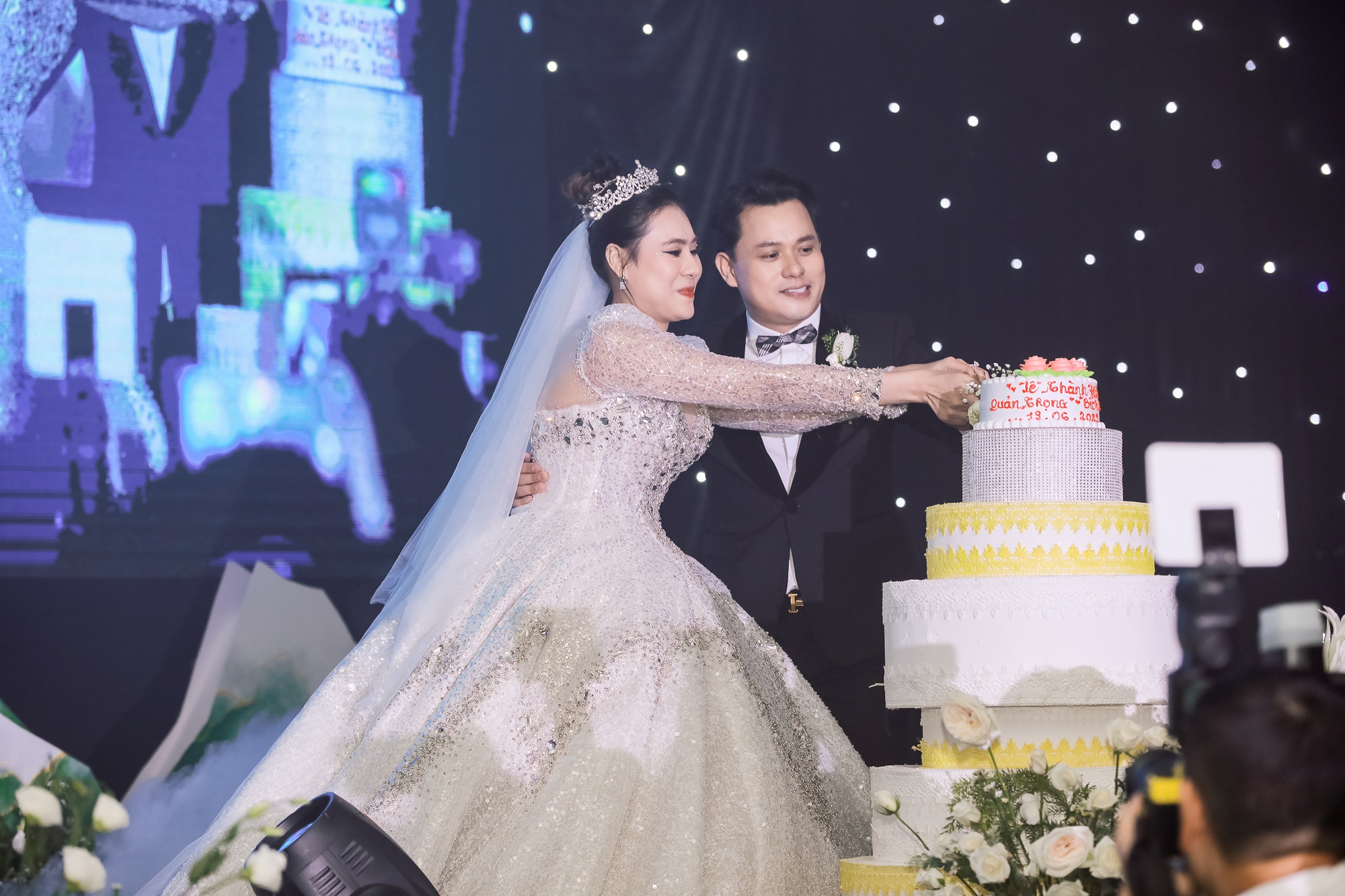 Đ&aacute;m cưới Hồ B&iacute;ch Tr&acirc;m tại TP.HCM: C&ocirc; d&acirc;u ch&uacute; rể t&igrave;nh tứ, Puka - vợ chồng Phương Trinh Jolie v&agrave; d&agrave;n sao quy tụ!  - Ảnh 24.