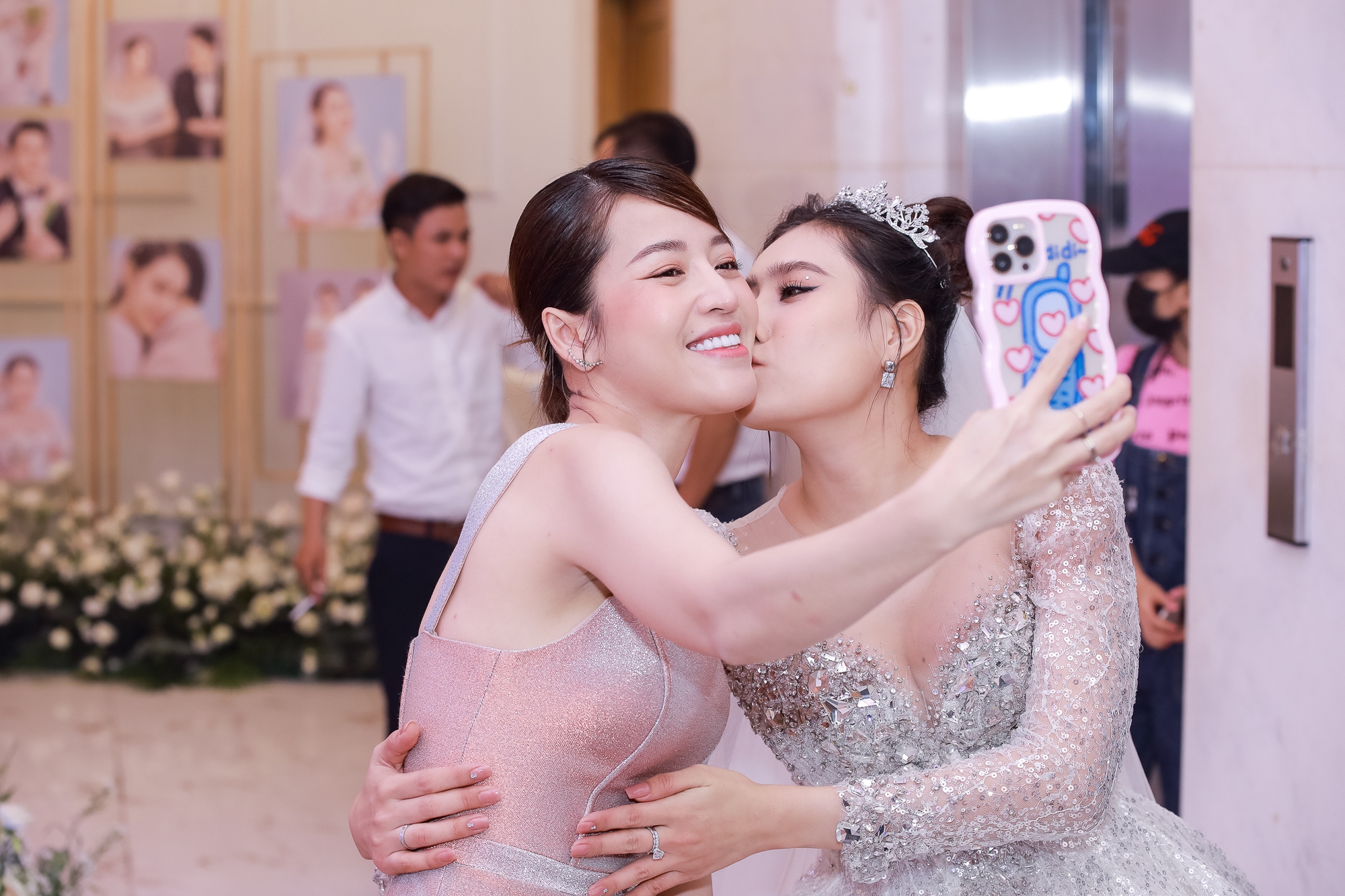 Đ&aacute;m cưới Hồ B&iacute;ch Tr&acirc;m tại TP.HCM: C&ocirc; d&acirc;u ch&uacute; rể t&igrave;nh tứ, Puka - vợ chồng Phương Trinh Jolie v&agrave; d&agrave;n sao quy tụ!  - Ảnh 4.