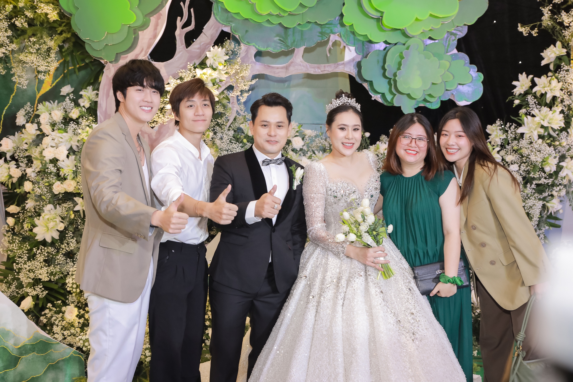 Đ&aacute;m cưới Hồ B&iacute;ch Tr&acirc;m tại TP.HCM: C&ocirc; d&acirc;u ch&uacute; rể t&igrave;nh tứ, Puka - vợ chồng Phương Trinh Jolie v&agrave; d&agrave;n sao quy tụ!  - Ảnh 18.