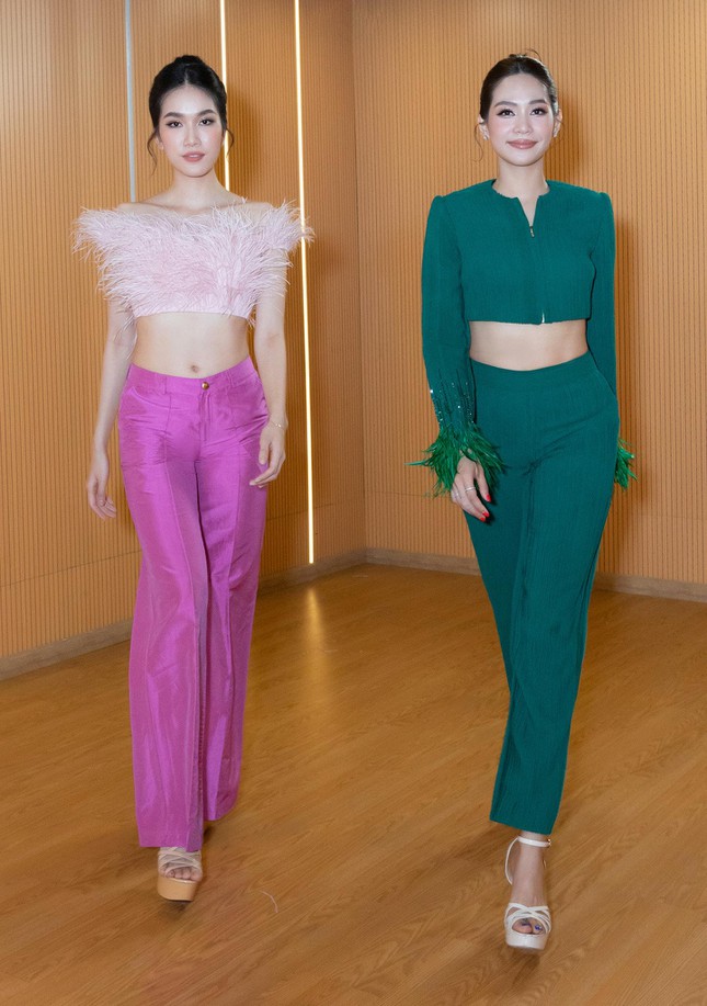  Hoa hậu Quốc tế 2019 và Á hậu Phương Anh mặc crop-top đọ eo thon sexy khi tập catwalk  - Ảnh 6.