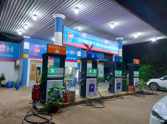 Phong tỏa, kh&aacute;m x&eacute;t địa điểm nghi sản xuất h&agrave;ng triệu l&iacute;t xăng dầu giả - Ảnh 1.