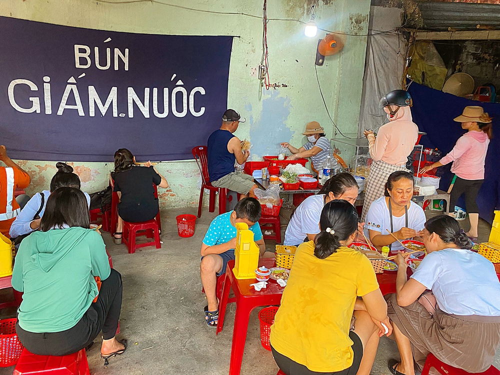 Món bún nước lèo độc đáo, quán nhỏ có sức hút mạnh hút thực khách ngày hè - Ảnh 1.