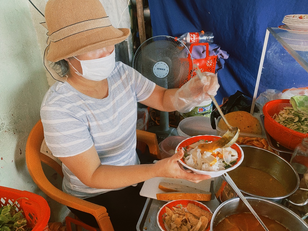 Món bún nước lèo độc đáo của quán nhỏ nhưng lại có sức hút mạnh hút thực khách ngày hè - Ảnh 2.