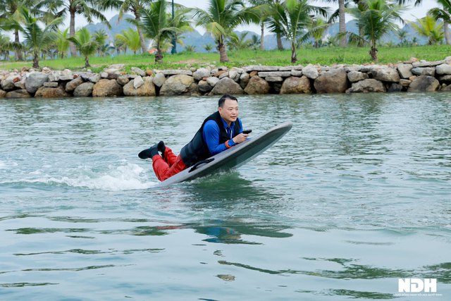 Chi trăm triệu chơi lướt ván lơ lửng trên mặt nước - Ảnh 9.