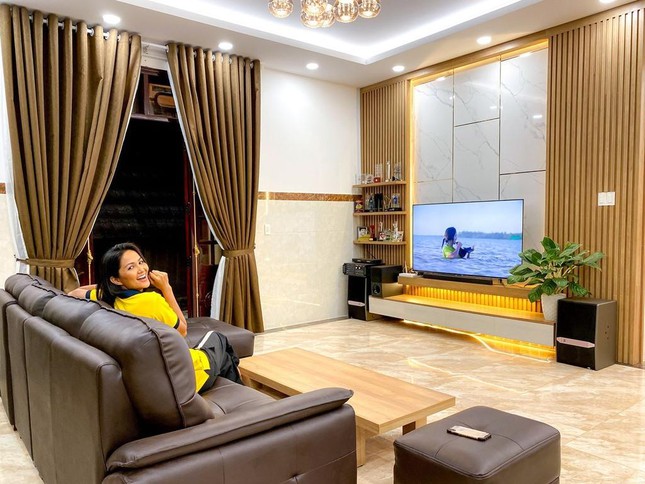 Có nhà tiền tỷ, bố mẹ Hoa hậu H’Hen Niê chỉ thích ở nhà sàn cũ - Ảnh 2.
