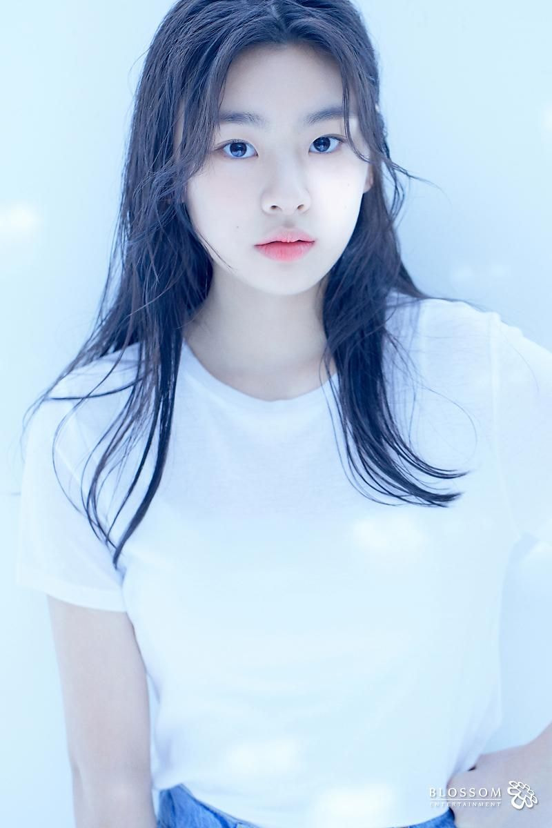 I don't recognize Train To Busan anymore: Growing up to be a beautiful girl, only 16 years old, but acting in all blockbusters - Photo 10.