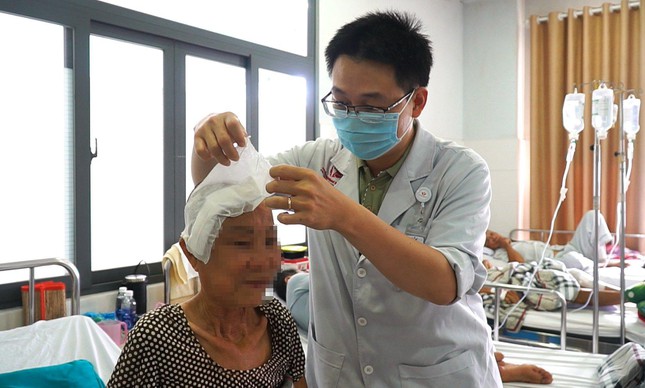 Lifting up her voice when singing karaoke, the singer burst a blood vessel in her brain - Photo 2.