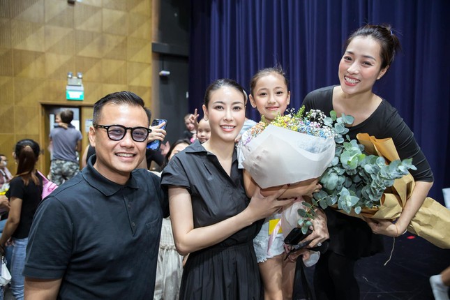 The youngest daughter of Miss Ha Kieu Anh shows off her beautiful beauty like a small beauty when she goes to ballet - Photo 2.