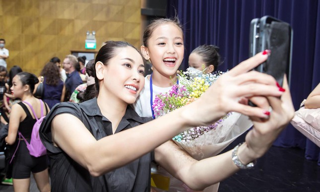 The youngest daughter of Miss Ha Kieu Anh shows off her beautiful beauty like a little beauty when she goes to ballet - Photo 3.