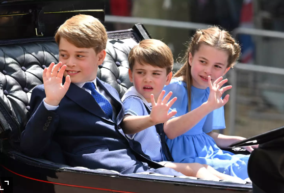 Prince Louis had an adorable moment at the Platinum Parade, a true replica of his dad and brother George!  - Photo 1.