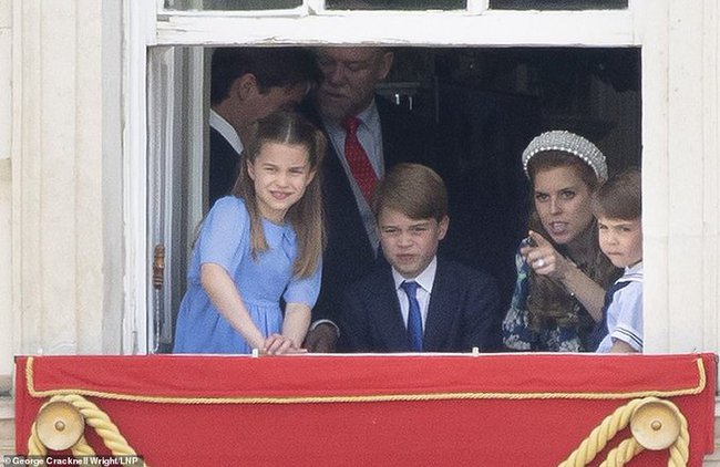 Prince Louis had an adorable moment at the Platinum Parade, a true replica of his dad and brother George!  - Photo 2.