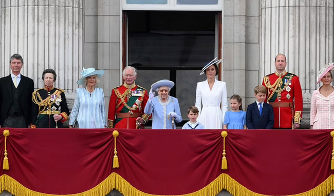 Unforgettable moment: The Queen of England radiantly appeared on the balcony of the Palace, making an emotional gesture with the daughter of Princess Kate - Photo 2.