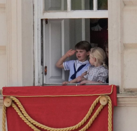 Prince Louis had an adorable moment at the Platinum Parade, a true replica of his dad and brother George!  - Photo 11.