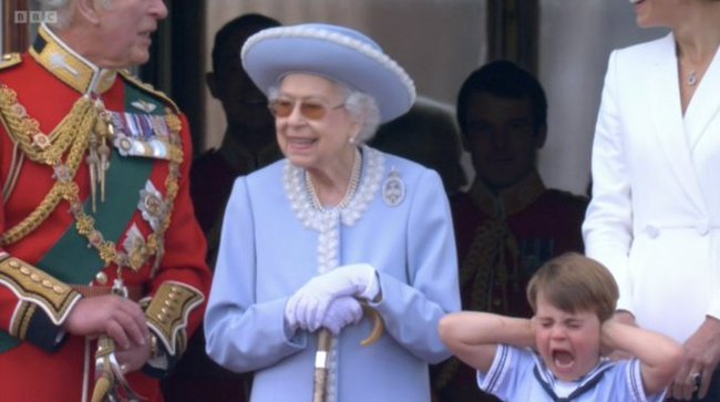 Prince Louis had an adorable moment at the Platinum Parade, a true replica of his dad and brother George!  - Picture 12.