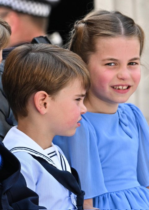 Prince Louis had an adorable moment at the Platinum Parade, a true replica of his dad and brother George!  - Photo 13.