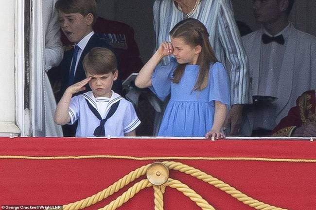 Prince Louis had an adorable moment at the Platinum Parade, a true replica of his dad and brother George!  - Photo 3.